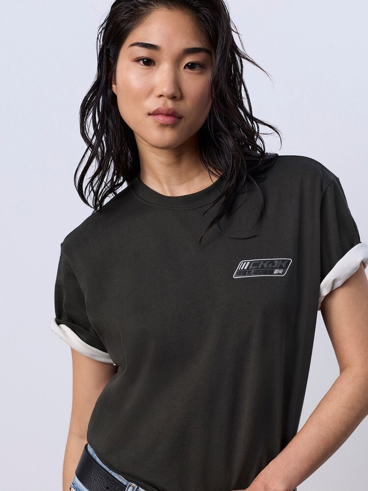 Tシャツ - ロゴバッジ リラックスTシャツ | カルバン・クライン 公式