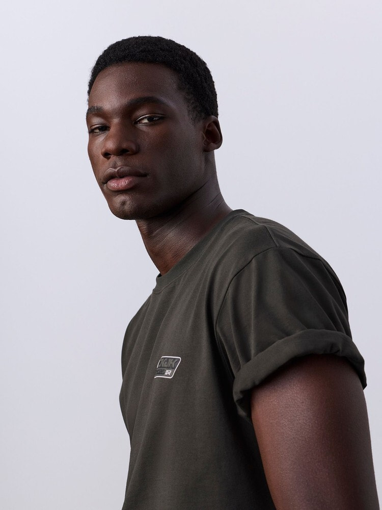 Tシャツ - ロゴバッジ リラックスTシャツ | カルバン・クライン 公式