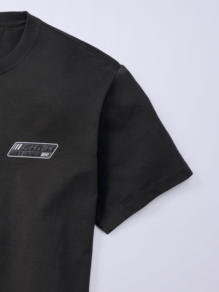 Tシャツ - ロゴバッジ リラックスTシャツ | カルバン・クライン 公式