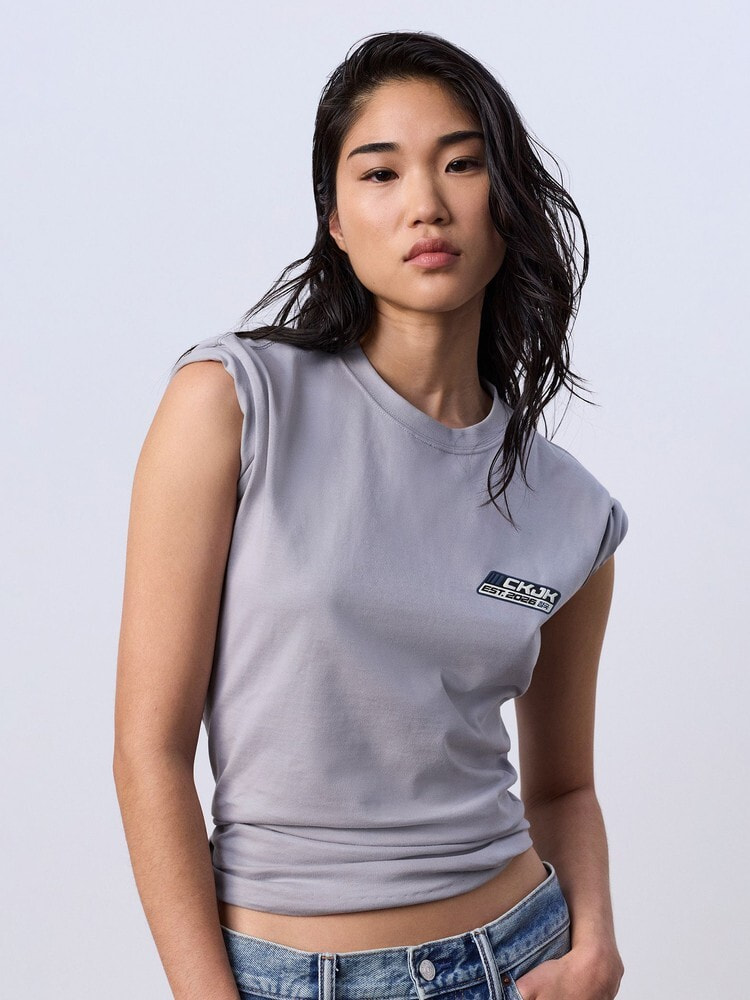 Tシャツ - ロゴバッジ リラックスTシャツ | カルバン・クライン 公式