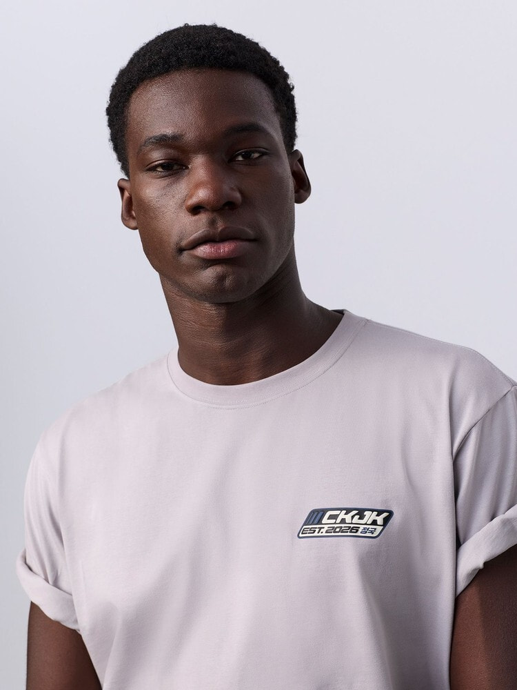 Tシャツ - ロゴバッジ リラックスTシャツ | カルバン・クライン 公式