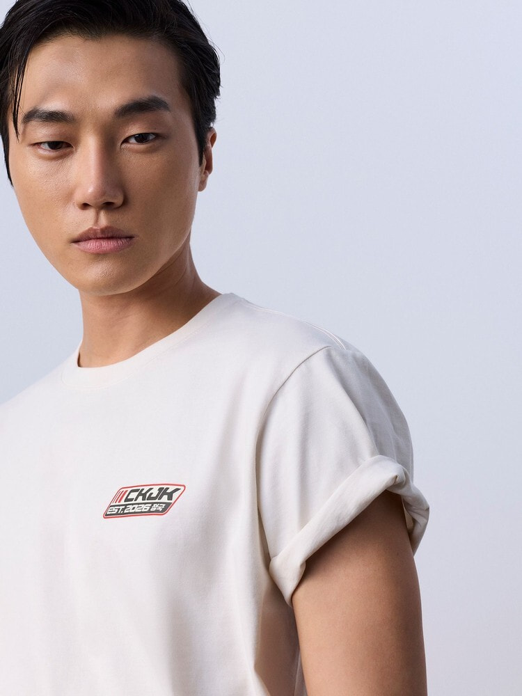 Tシャツ - ロゴバッジ リラックスTシャツ | カルバン・クライン 公式