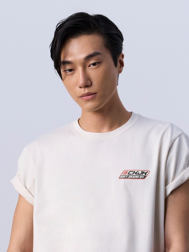 Tシャツ - ロゴバッジ リラックスTシャツ | カルバン・クライン 公式