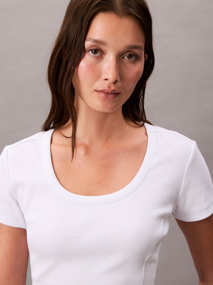 Tシャツ - オープンバッククロップドTシャツ | カルバン Tシャツ - オープンバッククロップドTシャツ | カルバン
