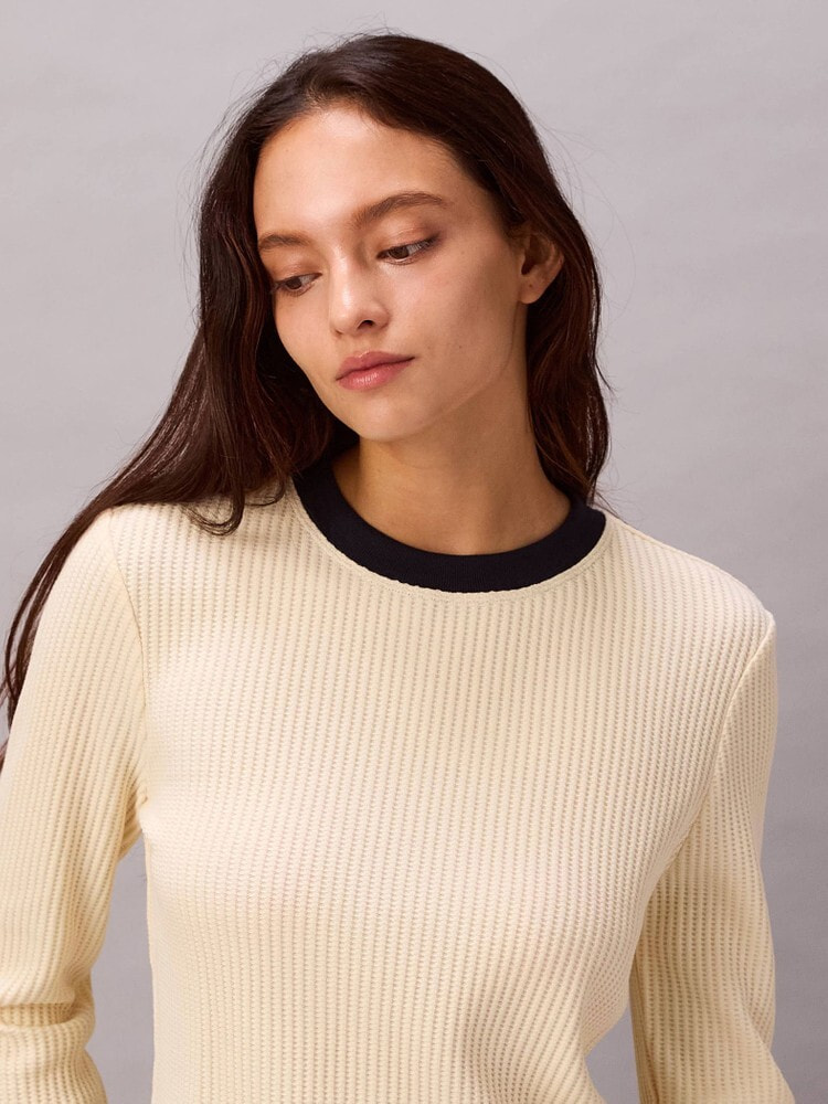   JEANS カルバンクラインジーンズ レディースロングTシャツ 47D225G アイボリー2025秋冬新作 長袖Tシャツ - ロングスリーブワッフルTシャツ | カルバン・クライン