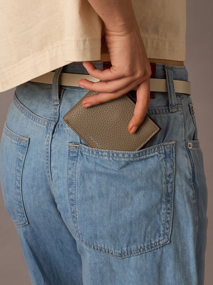 財布 - レザーバイフォールドジップウォレット | カルバン