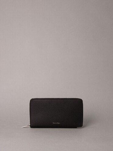 長財布 - エンボスロングジップフォールドウォレット | カルバン