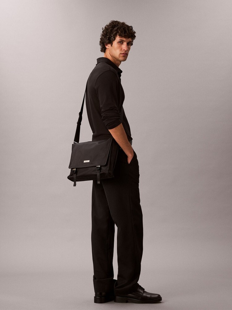   カルバンクライン メッセンジャーバッグ ショルダーバッグ - ラージメッセンジャーバッグ | カルバン・クライン