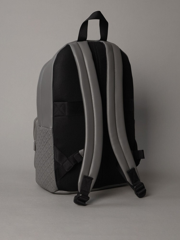 リュック - エンブレムエンボスラウンドバックパック | カルバン