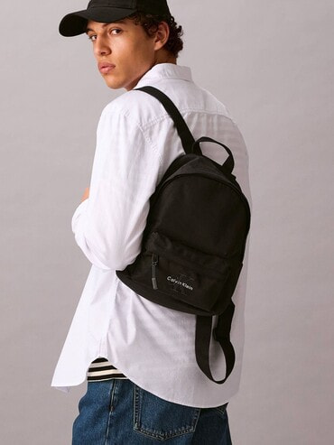 カルバンクライン ミニマリズム ラウンド バックパック Calvin Klein（カルバン・クライン）の「ミニマリズム ラウンド バック