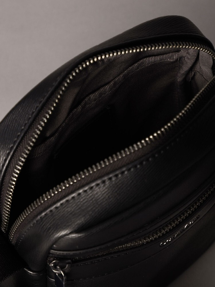 ラス1 新品   CKロゴ シボ ボディーバッグ ブラック ラス1 新品 Calvin Klein CKロゴ シボ ボディーバッグ ブラック