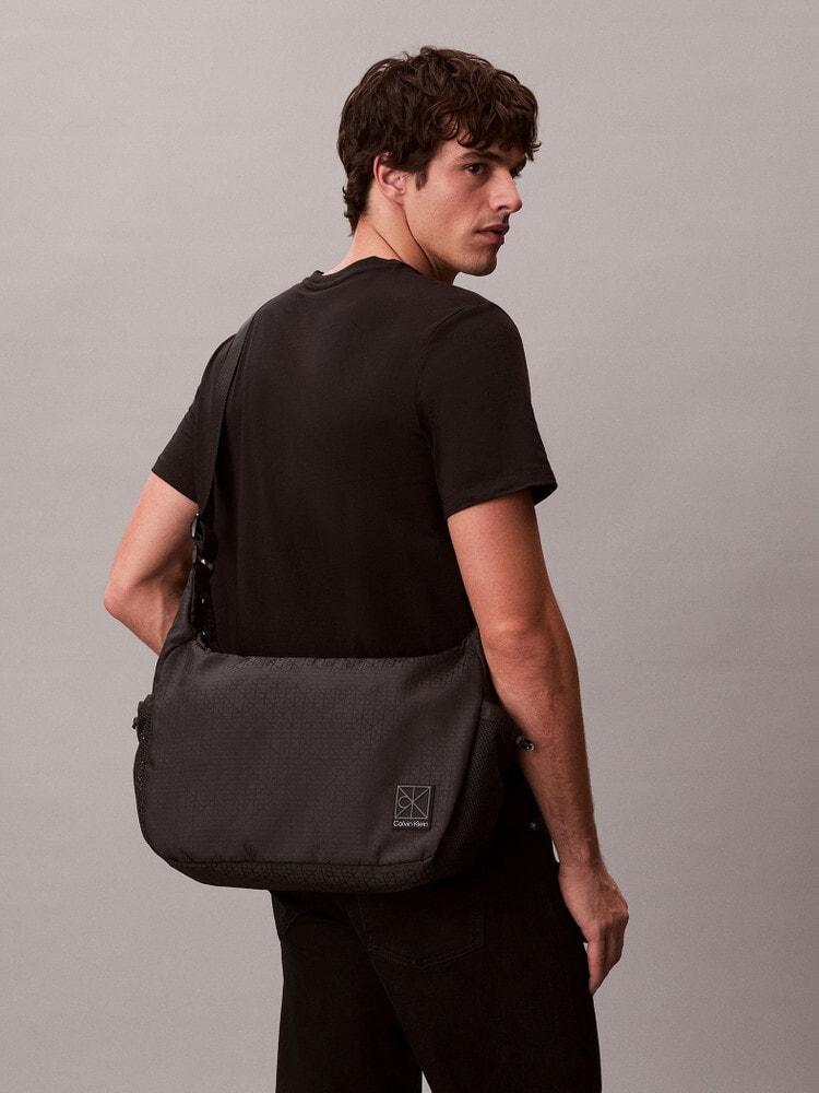 極美品✨ カルバンクライン CKロゴ 総柄 ボディバッグ ブラック 人気モデル Calvin Klein（カルバン・クライン） ショルダーバッグ クロスボディ