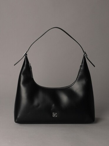 カルバンクライン   ショルダー バッグ クロスボディ 黒 クロスボディバッグ - エンブレムレザーショルダーバッグ | カルバン