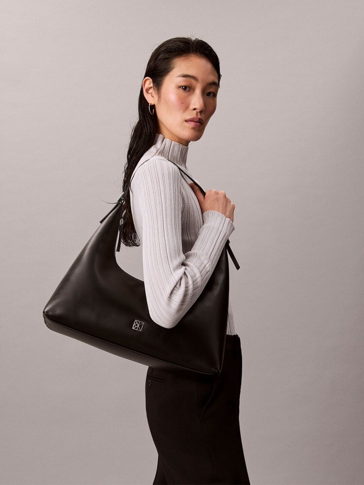 クロスボディバッグ - エンブレムレザーショルダーバッグ | カルバン