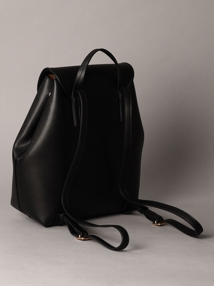 リュック - フラップバックパック | カルバン・クライン 公式