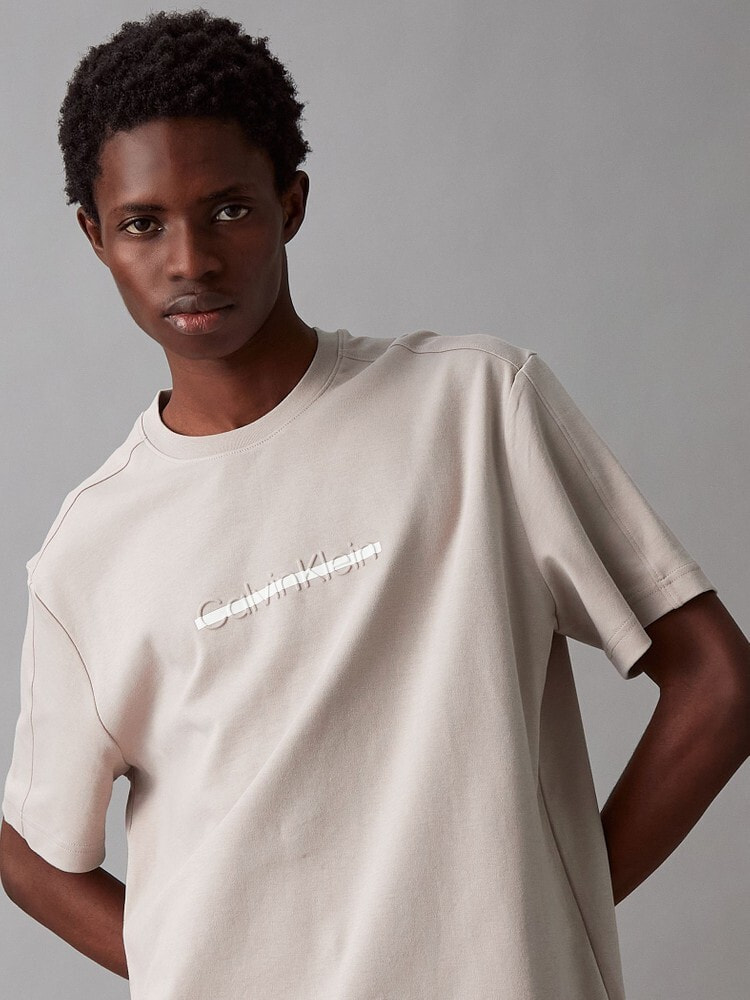 カラーエンボスロゴTシャツ | カルバン・クライン 公式オンラインストア